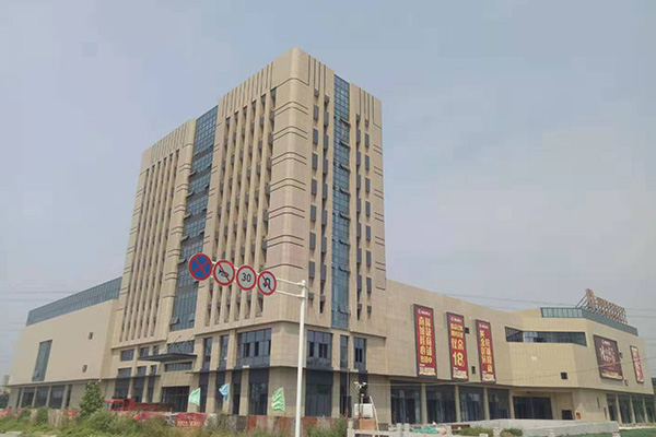 新建中的揚州新城時代廣場商業(yè)大廈